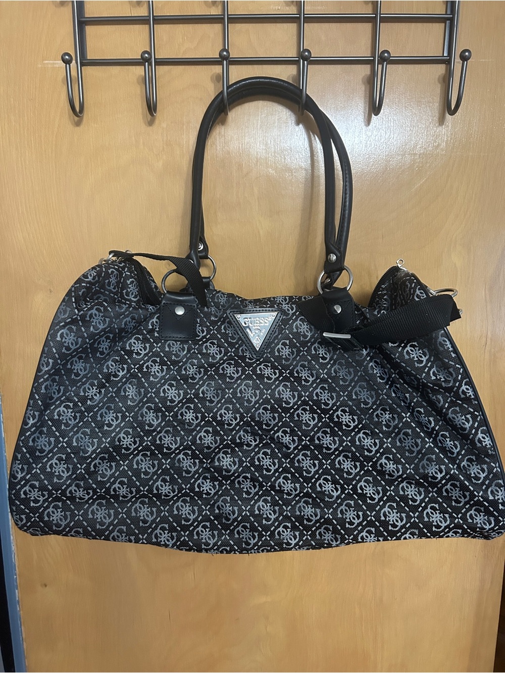 Guess Black Logo-Print weekend bag